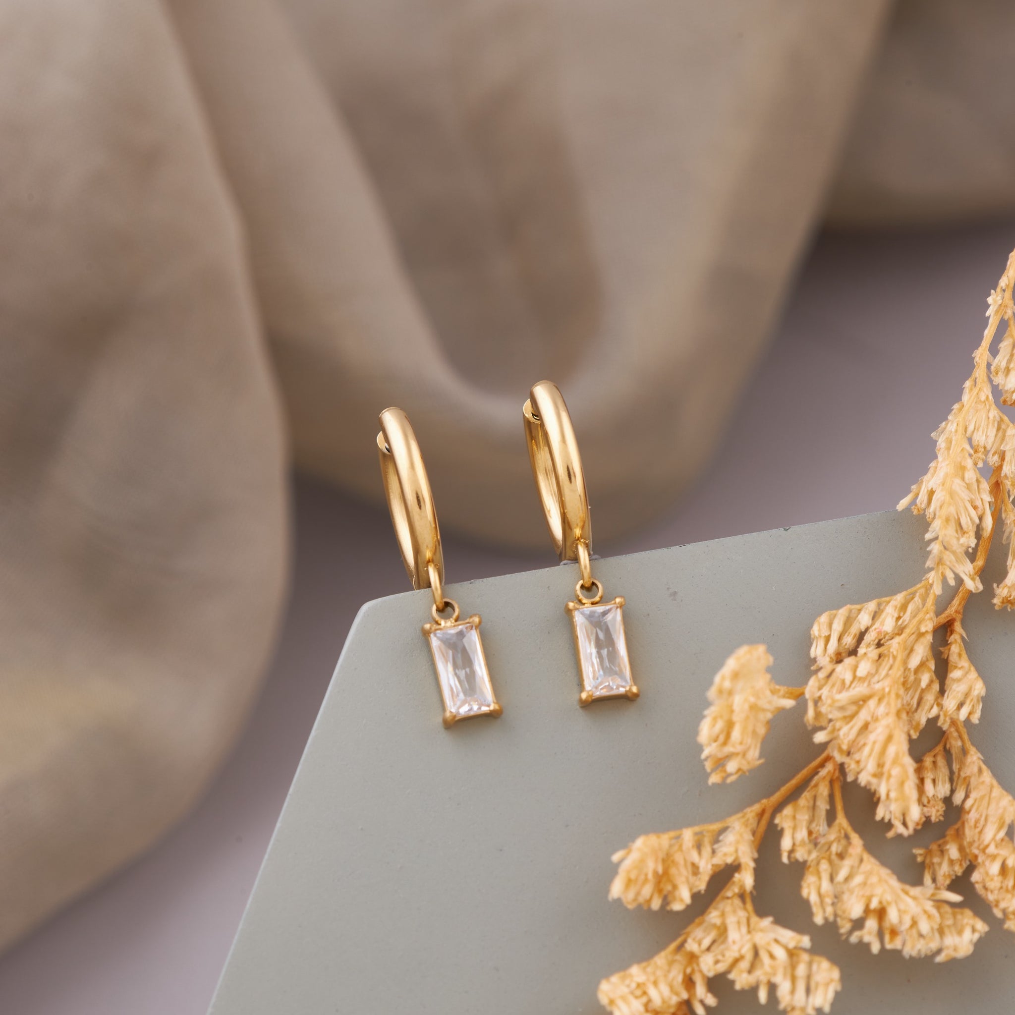 WHITE DIAMOND EARING